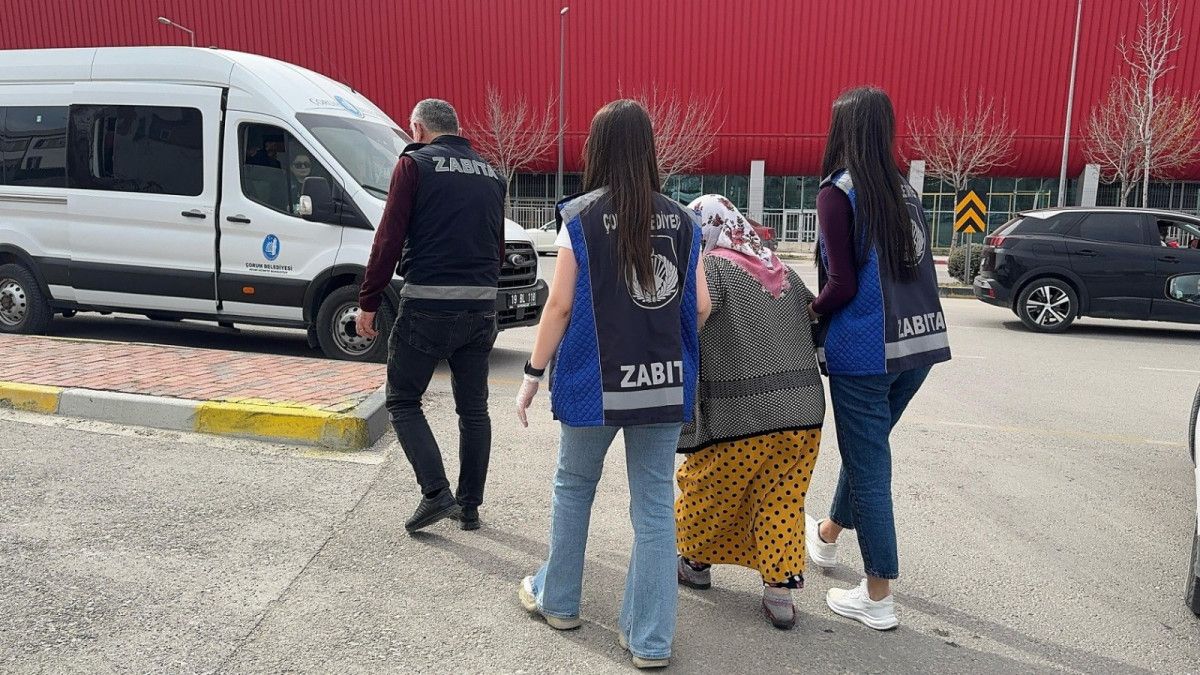 Çorum'da zabıta dilenci kovalamacası kamerada: Paralar çoraplardan çıktı