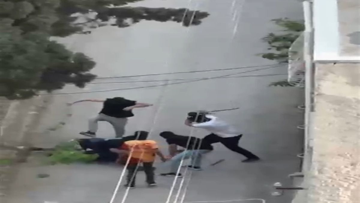Adana'da sokak ortasında sopalı kavga