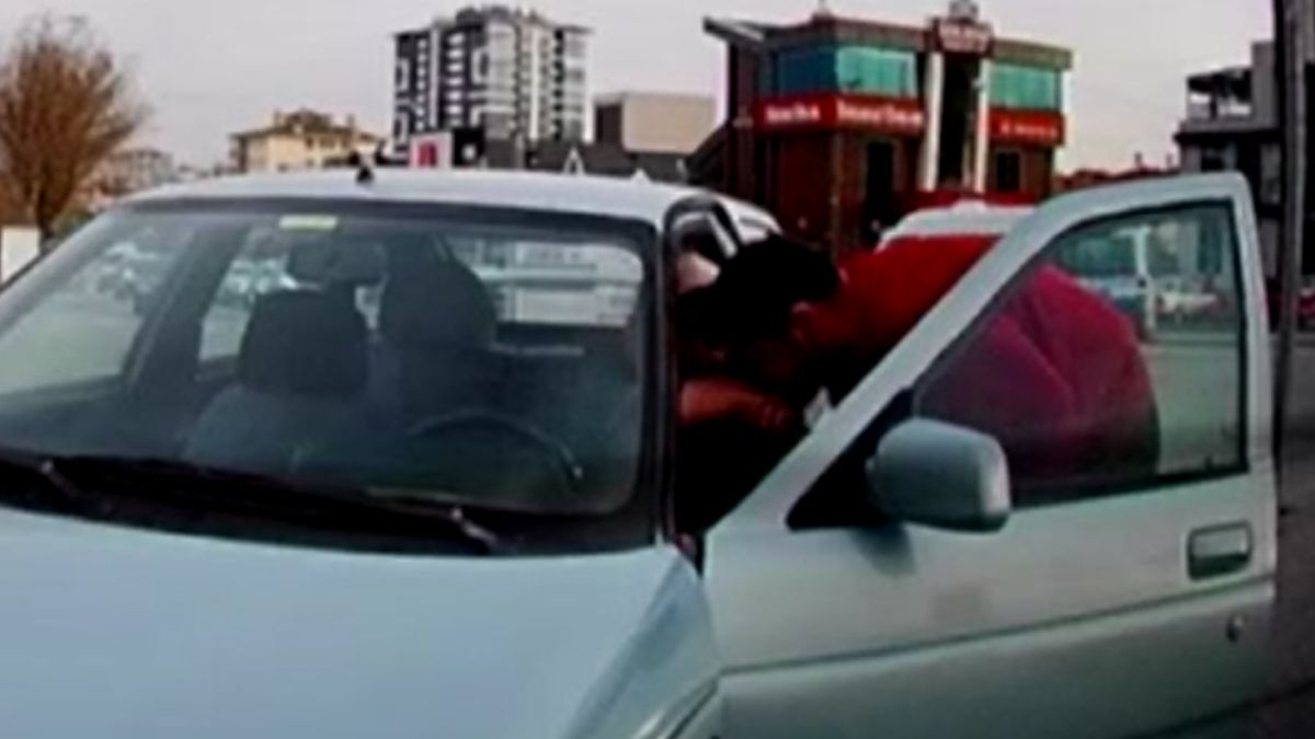 Ankara'da bir sürücü kavşakta aracına arkadan çarpan şoförün elini öptü