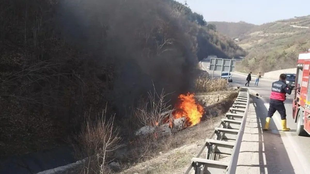 Sinop’ta kaza yapan araç alev aldı