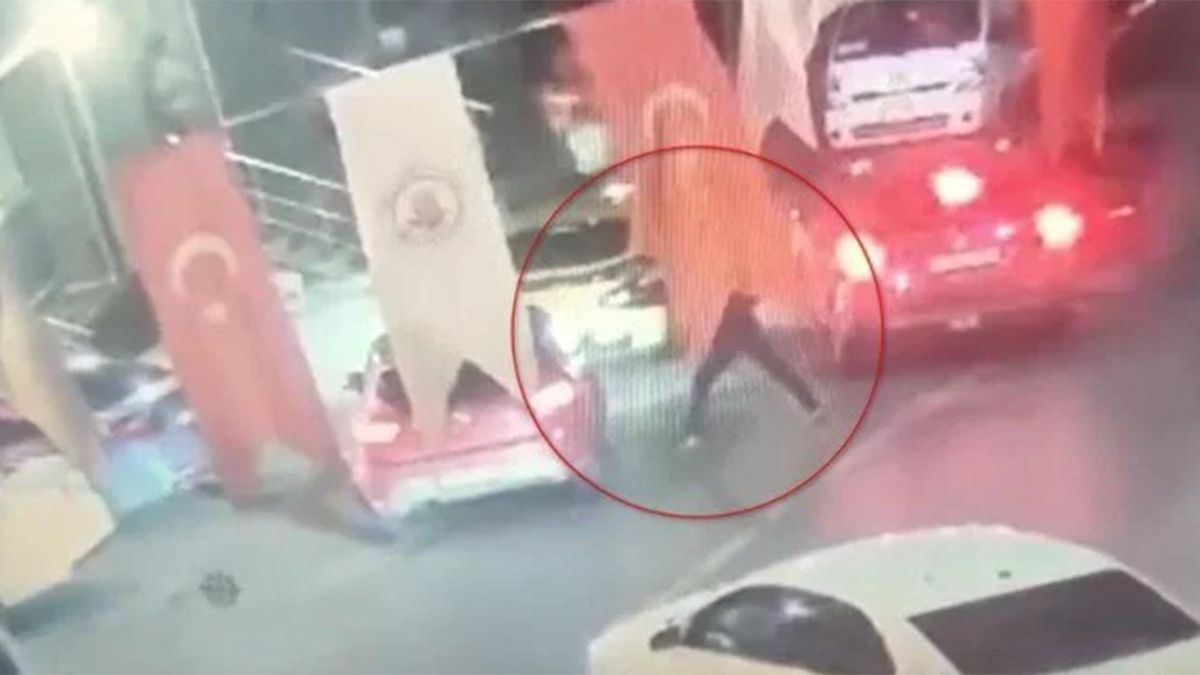 İstanbul Kağıthane'de otomobildeki genci kurşun yağmuruna tuttular