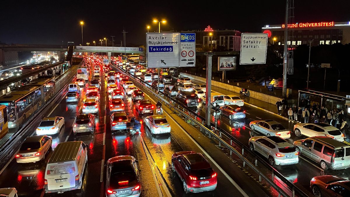 İstanbul’da trafik yoğunluğu yağmurun etkisiyle yüzde 74'e yükseldi