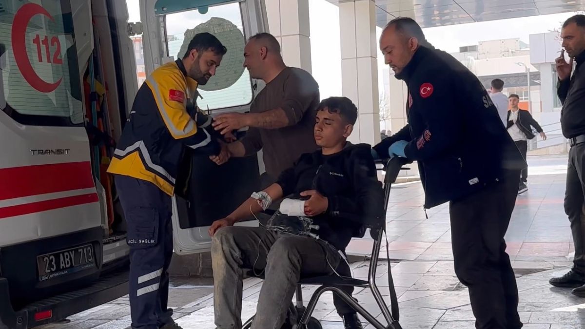 Elazığ'da 14 yaşındaki çocuğun eli çapa makinesine sıkıştı