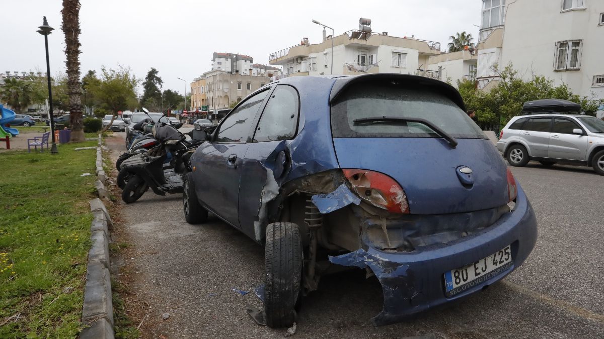 Antalya'da lüks otomobiliyle 6 motosikleti hurdaya çevirdi