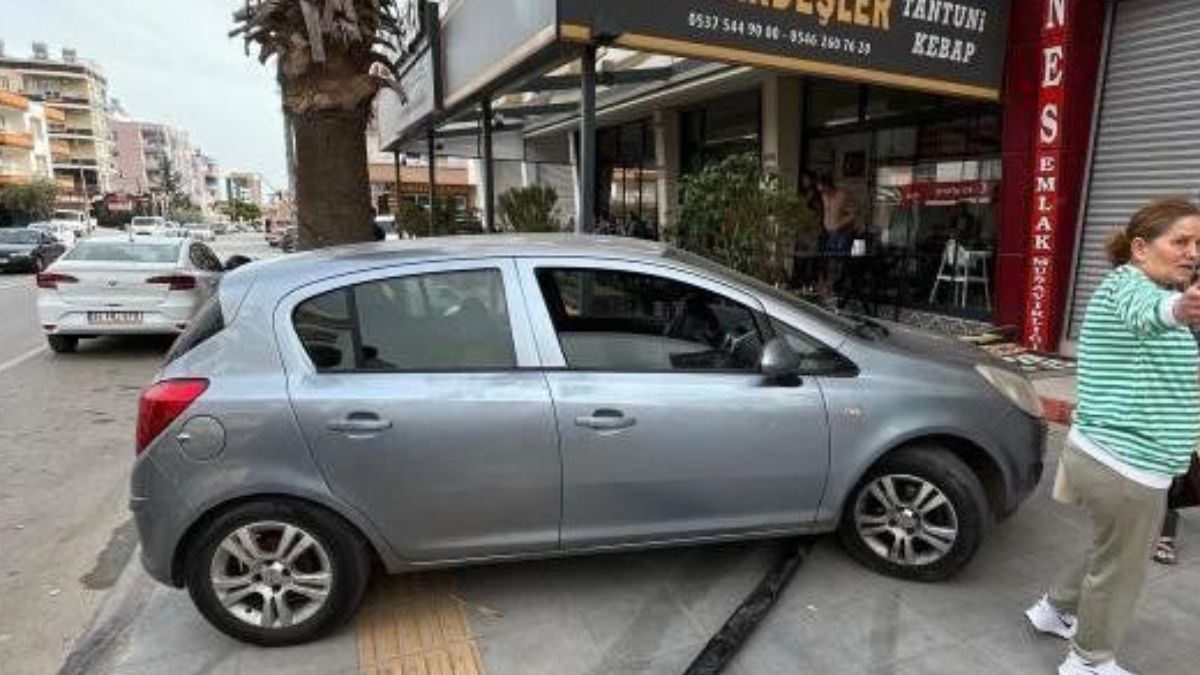 Mersin’de kontrolden çıkan araç kafeye daldı Mersin’de kontrolden çıkan araç kafeye daldı