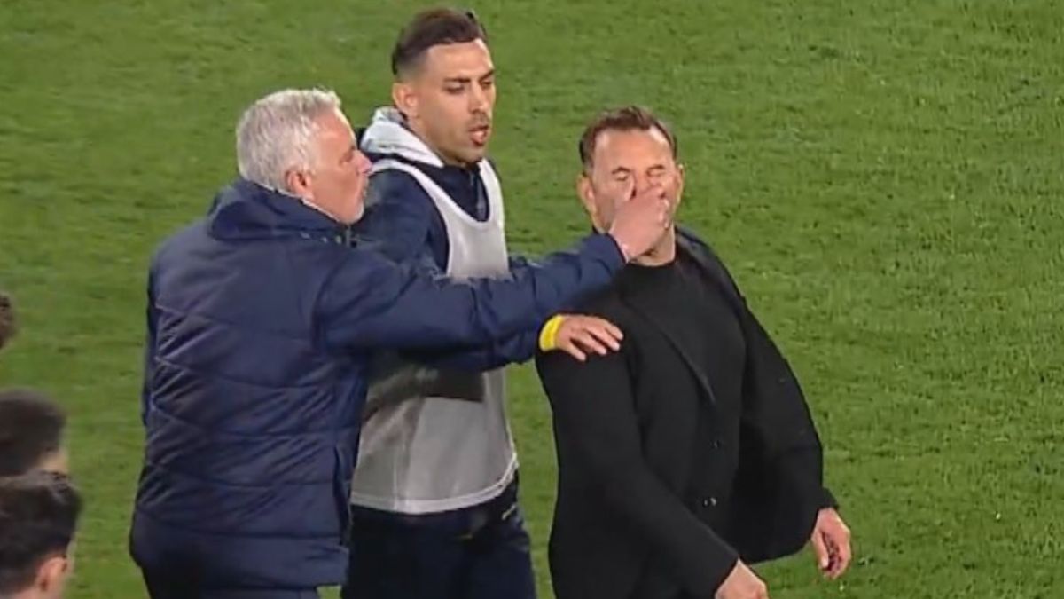 Jose Mourinho'nun Okan Buruk'a yaptığı hareket dünya basınında