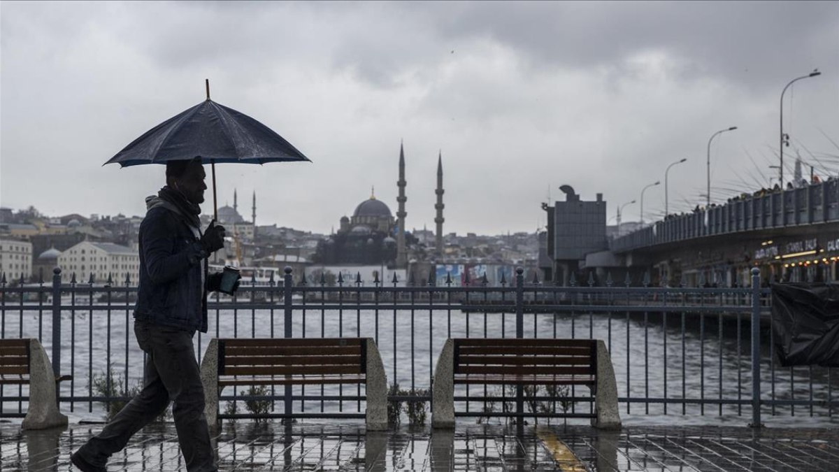 Hava sıcaklığının düşeceği İstanbul'da sağanak yağış bekleniyor