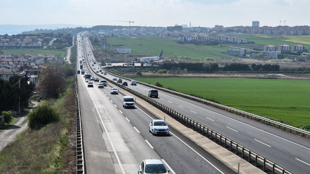 Tekirdağ-İstanbul yolunda tatil dönüşü yoğunluğu Tekirdağ-İstanbul yolunda tatil dönüşü yoğunluğu