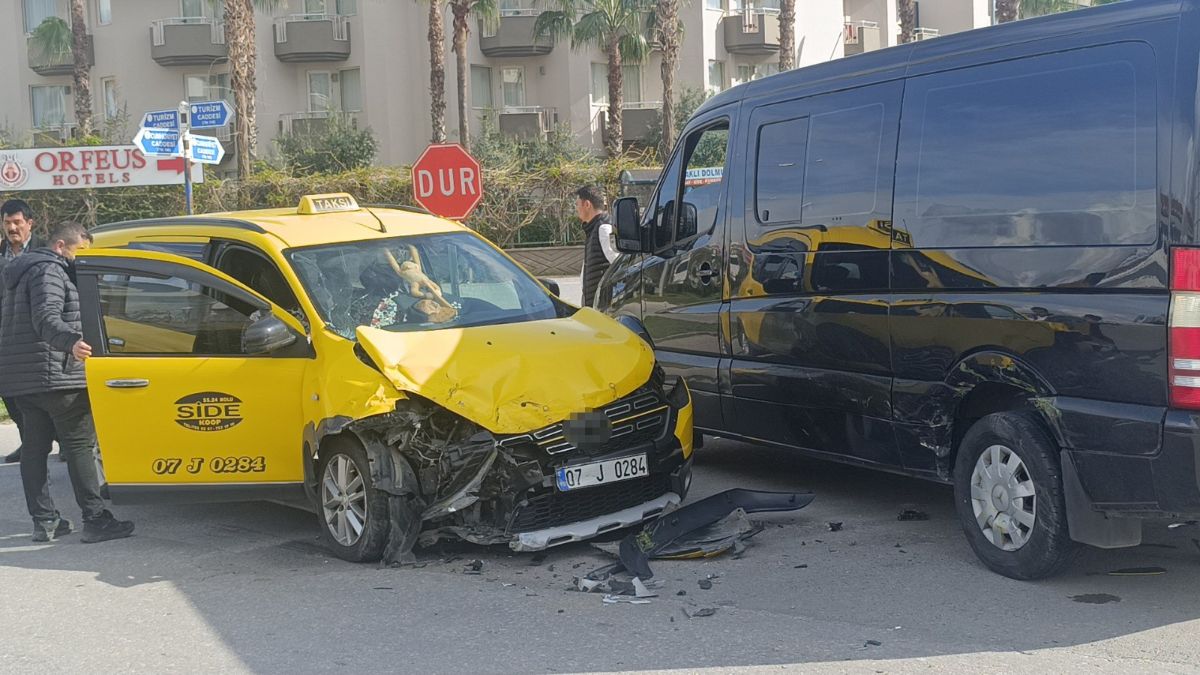Antalya'da minibüs ile ticari taksi çarpıştı