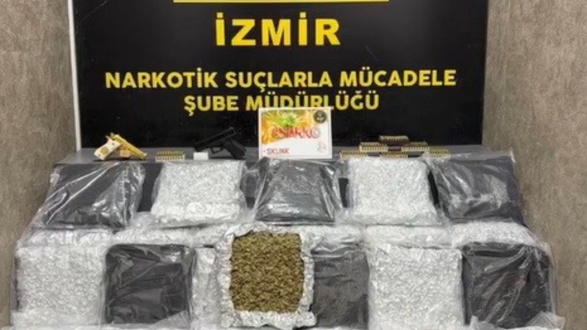 İzmir’de seyyar pazarcının hediye paketlerinden uyuşturucu çıktı İzmir’de seyyar pazarcının hediye paketlerinden uyuşturucu çıktı