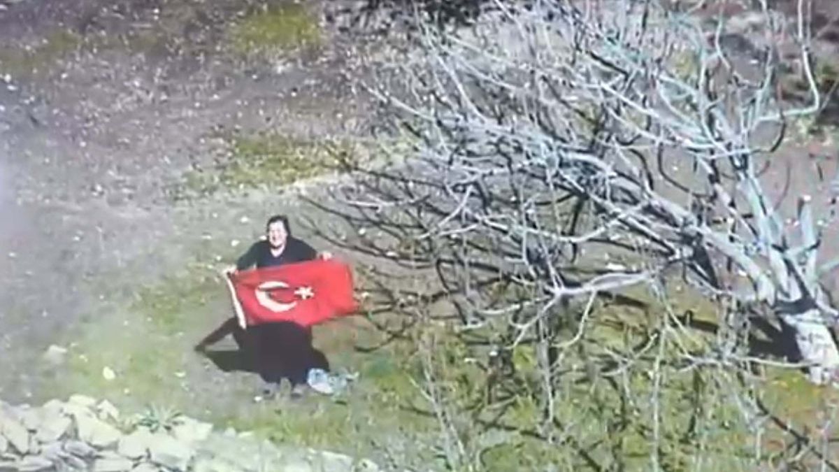 Muğla'da polis helikopterini görünce Türk bayrağını açtı