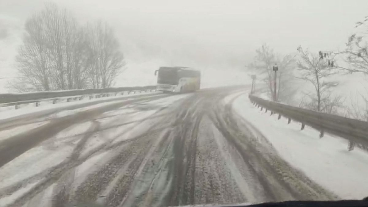 Kop Dağı'nda kar ve tipi: Ulaşım geçici olarak durduruldu