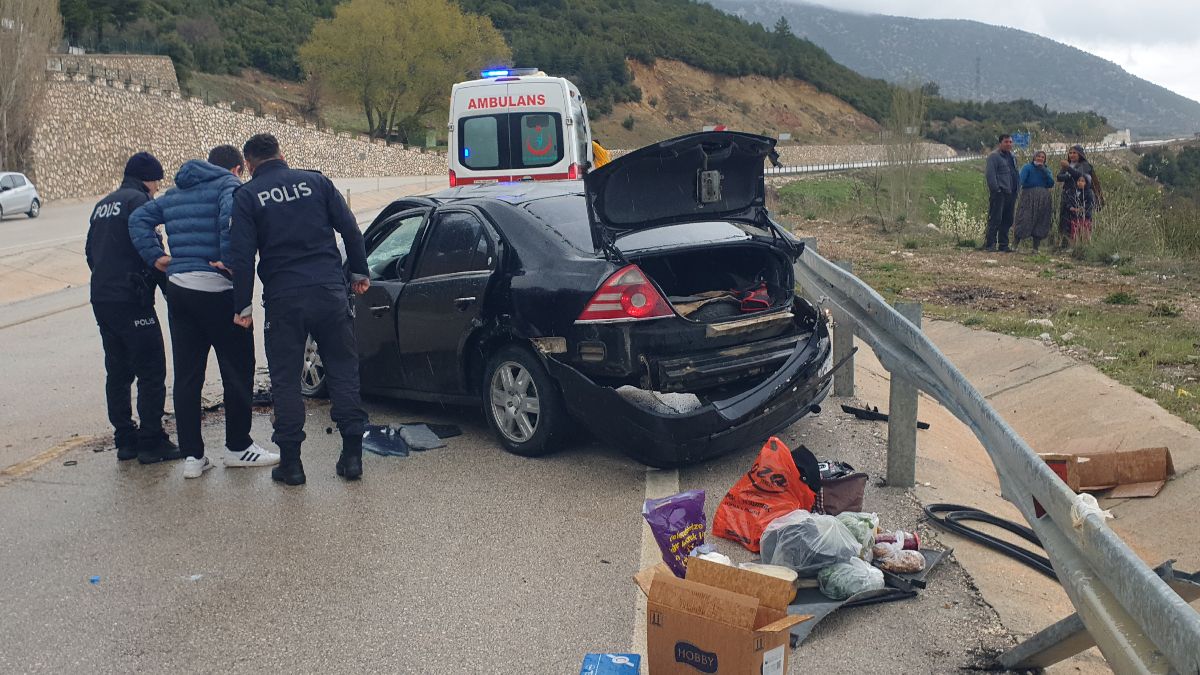 Isparta’da kaza sonrası dağılan eşyalarını toplamaya çalıştı Isparta’da kaza sonrası dağılan eşyalarını toplamaya çalıştı