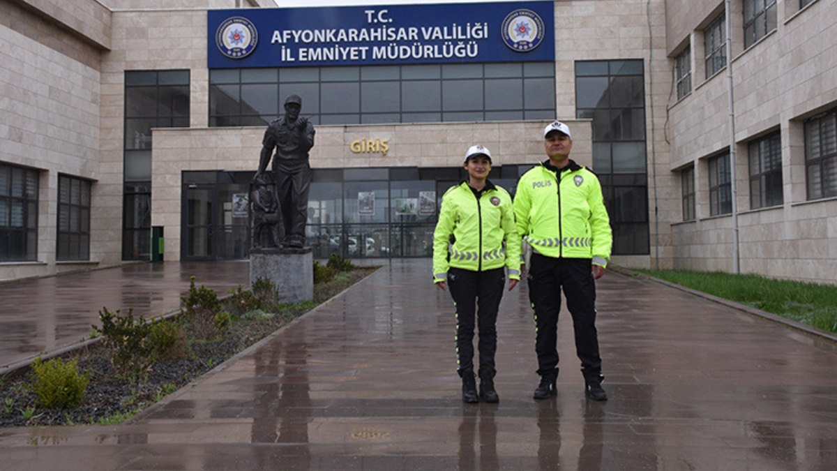 Baba-kız trafik polisi ikilisi Afyonkarahisar trafiğini düzenliyor
