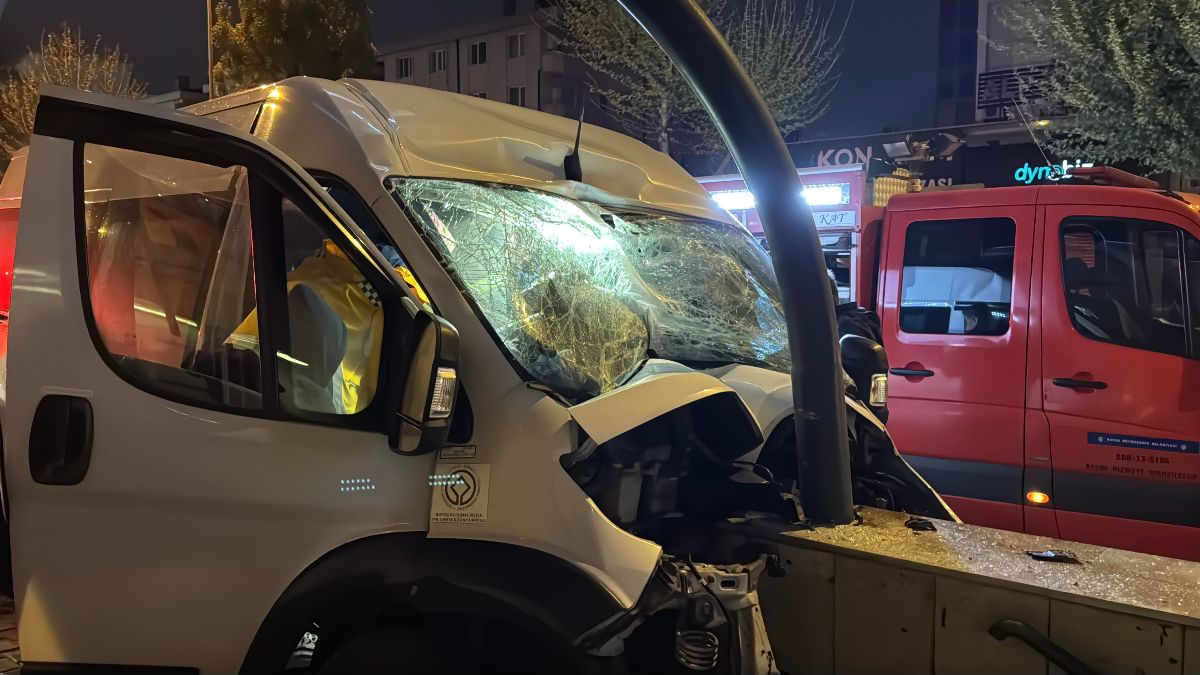 Bursa'da kontrolden çıkan servis minibüsü alt geçidin duvarına çarptı