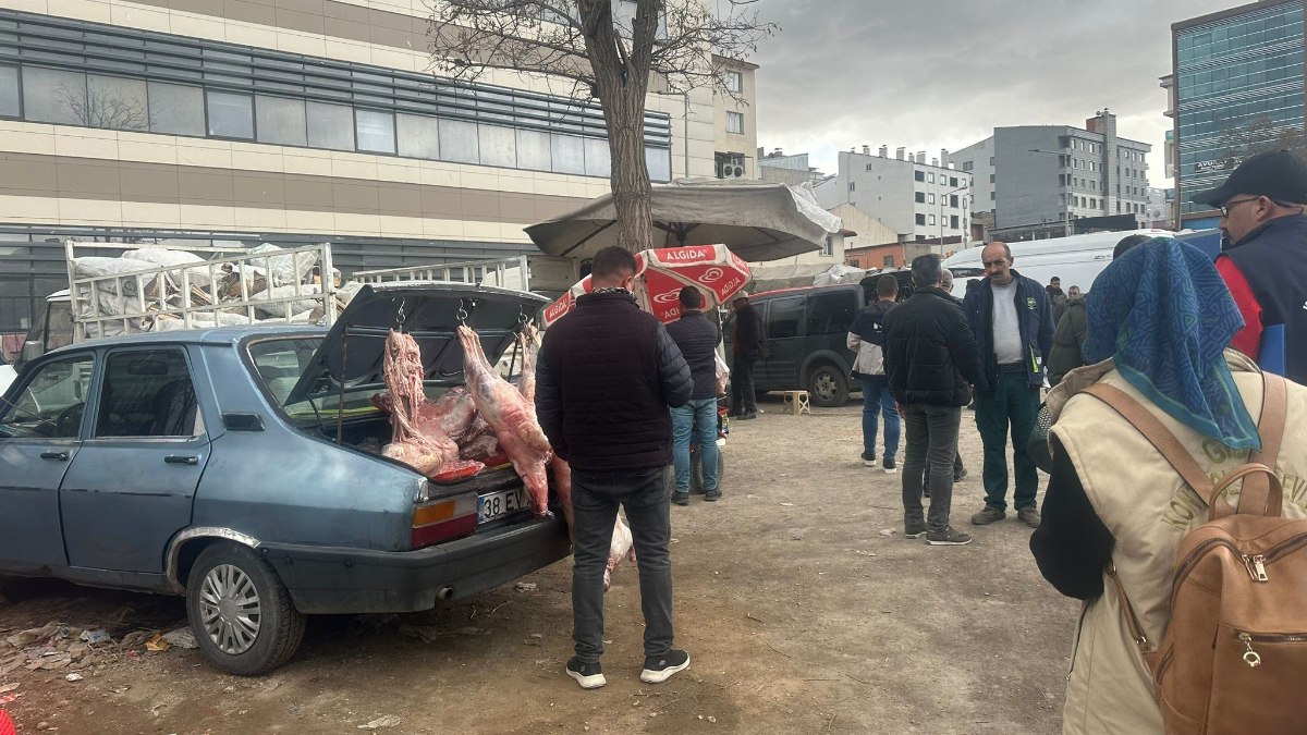 Ağrı'da açıkta satılan 150 kilo et imha edildi