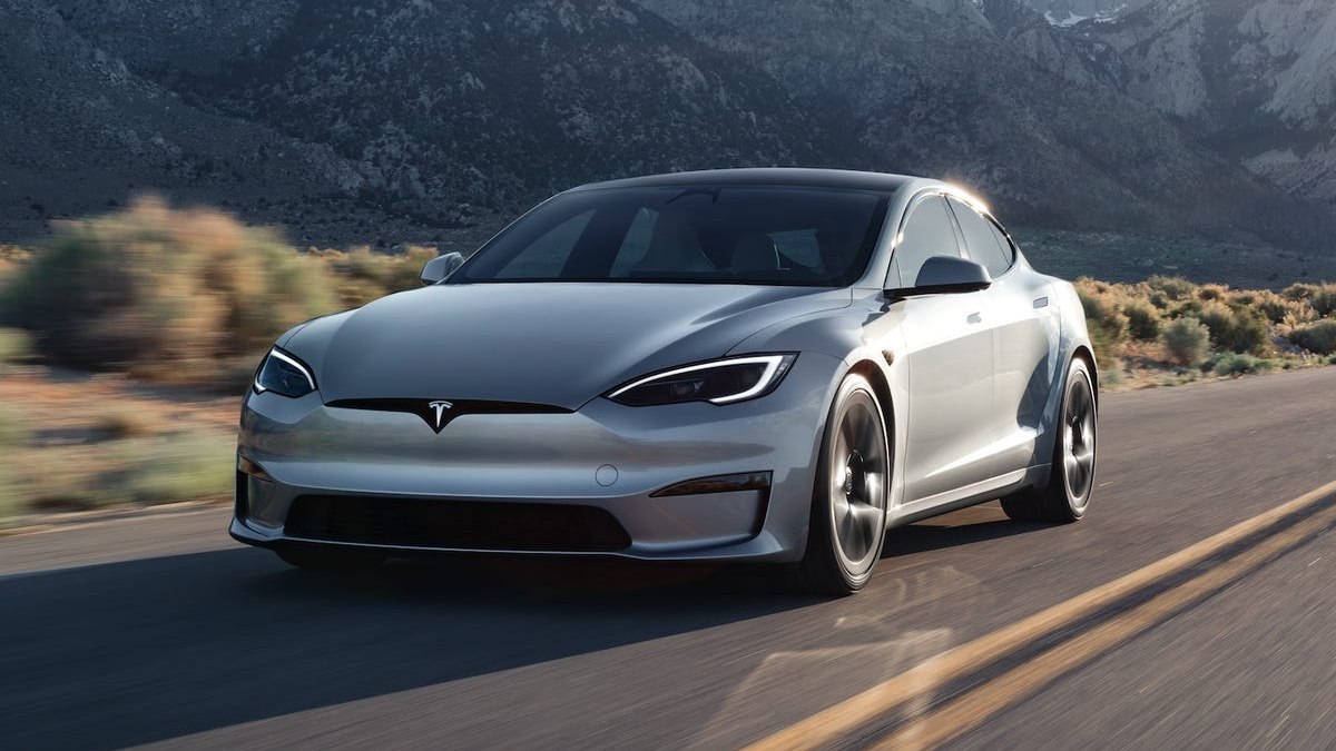 Tesla, Çin'de iki ithal modelin satışını durdurdu