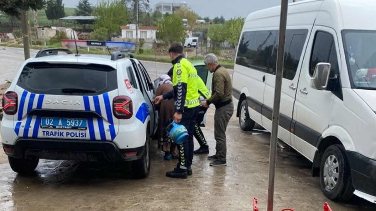 Adıyaman'da polisler yaşlı kadının tüpünü alıp evine kadar bıraktı