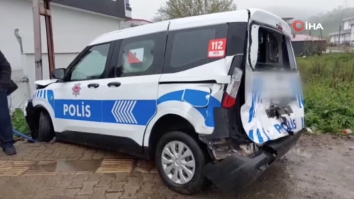 Samsun’da polis aracına minibüs çarptı
