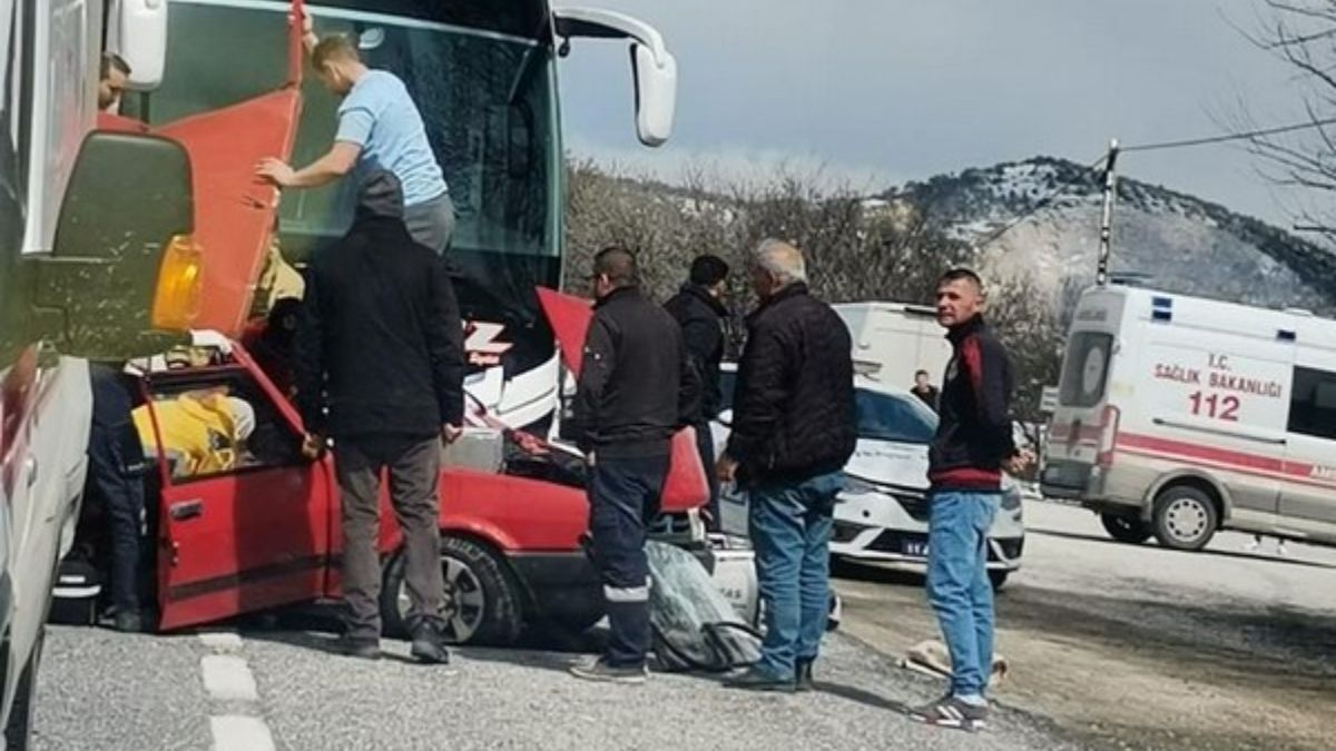Bilecik’te yolcu otobüsü ile otomobil çarpıştı: 1 ölü 1 yaralı
