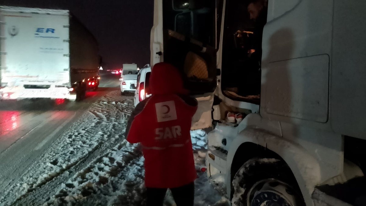 Kızılay, Samsun'da kar yağışı nedeniyle mahsur kalanlara yardım etti