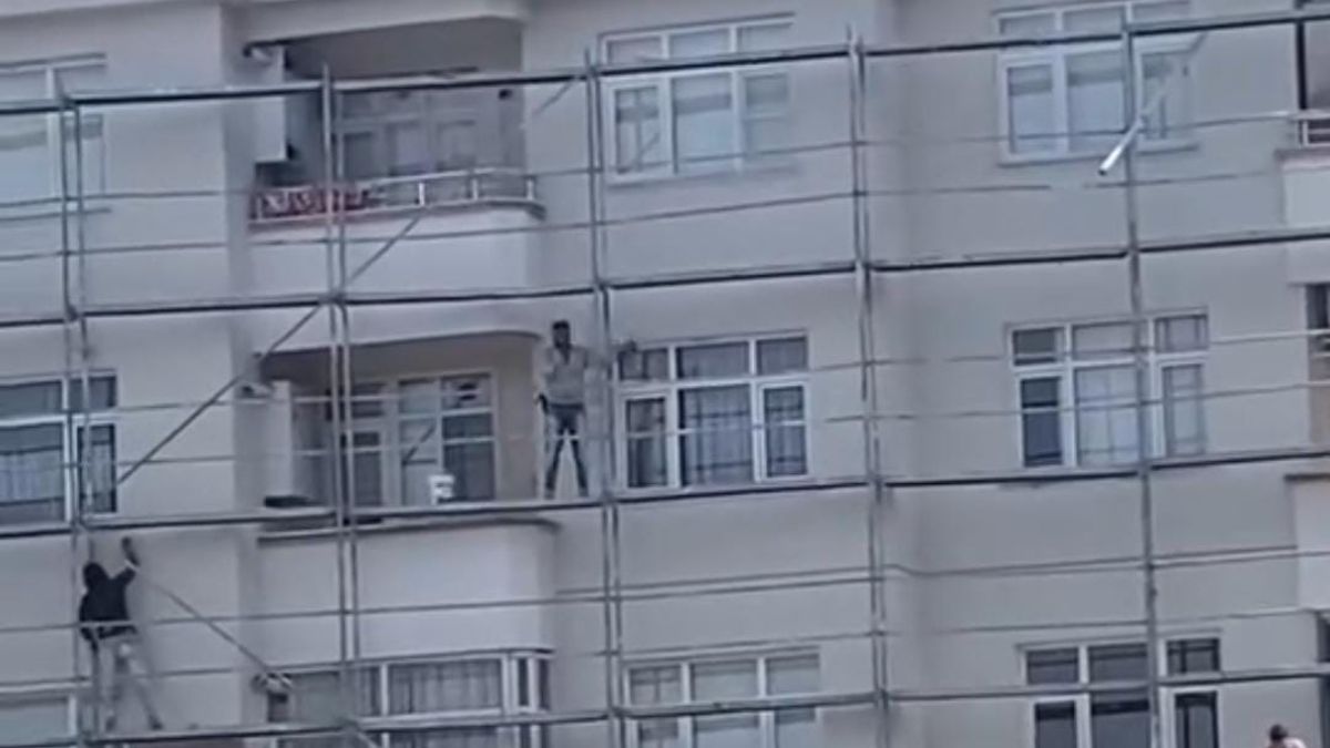 Rize'de 23 Nisan'a hazırlanan öğrencilere iskele üzerinde eşlik etti