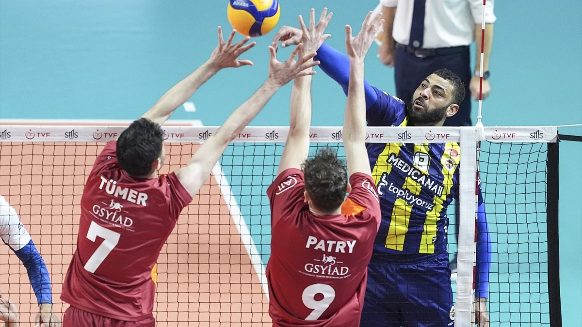 Galatasaray, file derbisinde Fenerbahçe'ye set vermedi