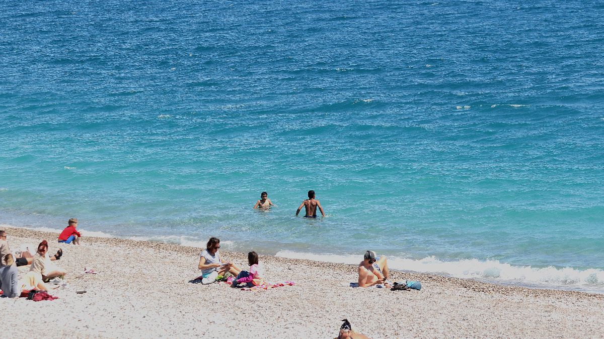 Antalya’da güneşli havanın keyfini çıkardılar