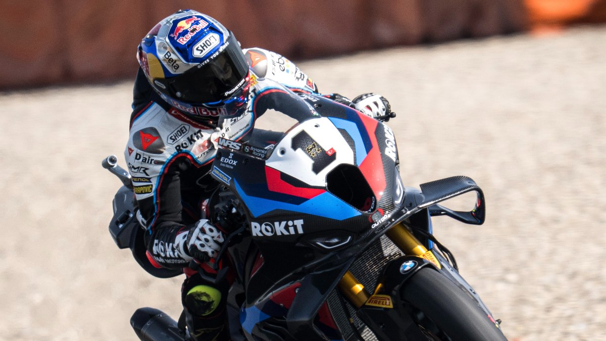 Toprak Razgatlıoğlu, superpole yarışında 1'inci, ikinci yarışta ise 8'inci oldu