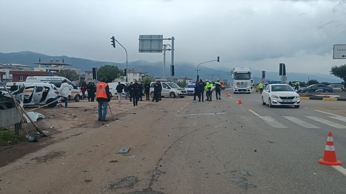 Gaziantep’te otomobil tırla çarpıştı: 2 ölü Gaziantep’te otomobil tırla çarpıştı: 2 ölü