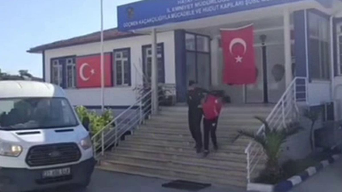 Hatay'da otomobile 8 göçmen sığdıran şahıs tutuklandı