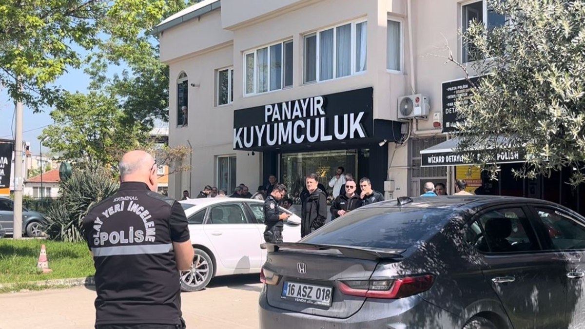 Bursa'da soymak istedikleri kuyumcuya ateş açtılar