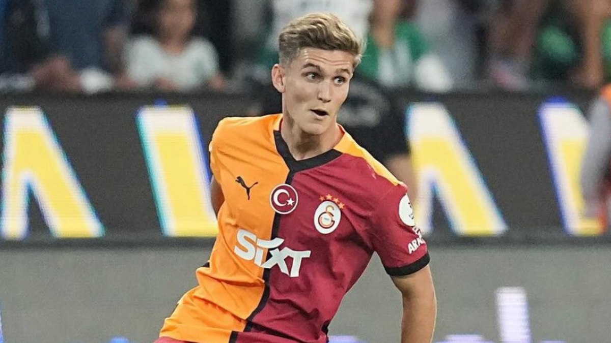 Elias Jelert'ten sevgilisiyle asansör pozu