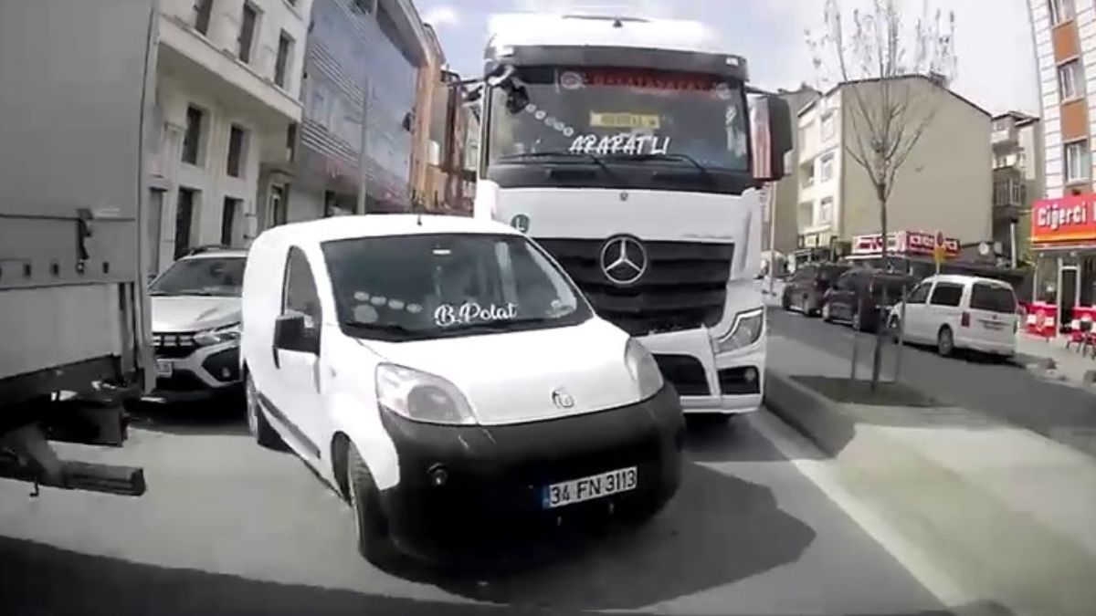 İstanbul’da kör noktada kalan araç iki tır arasında sıkıştı