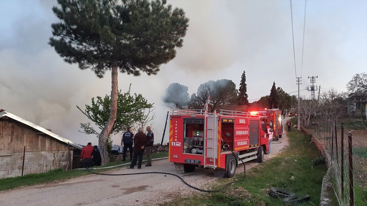 Manisa'da ahırda başlayan yangın 2 eve sıçradı