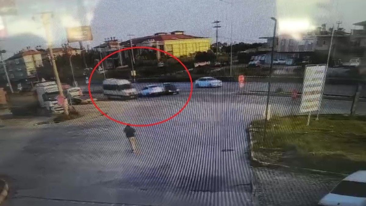 Antalya'da zincirleme kaza anı kamerada