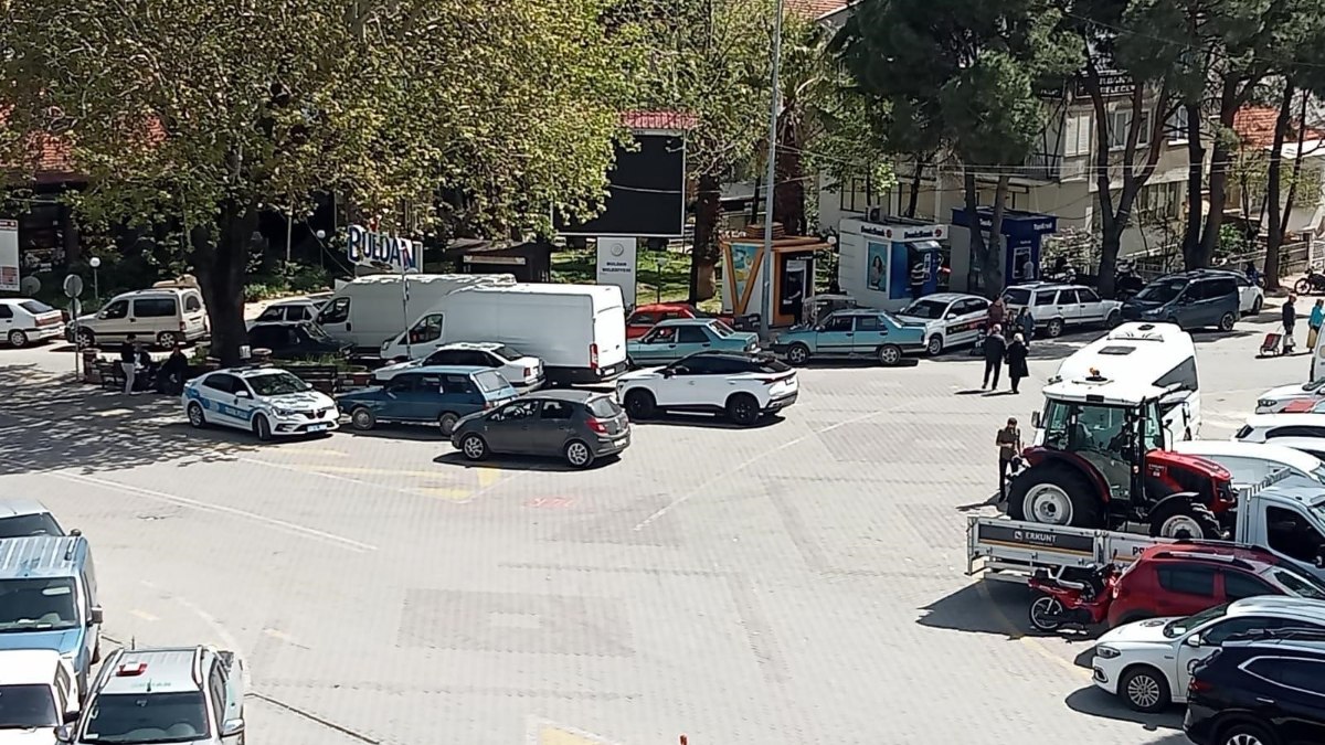 Denizli'de seyyar satıcı ve zabıta birbirine girdi
