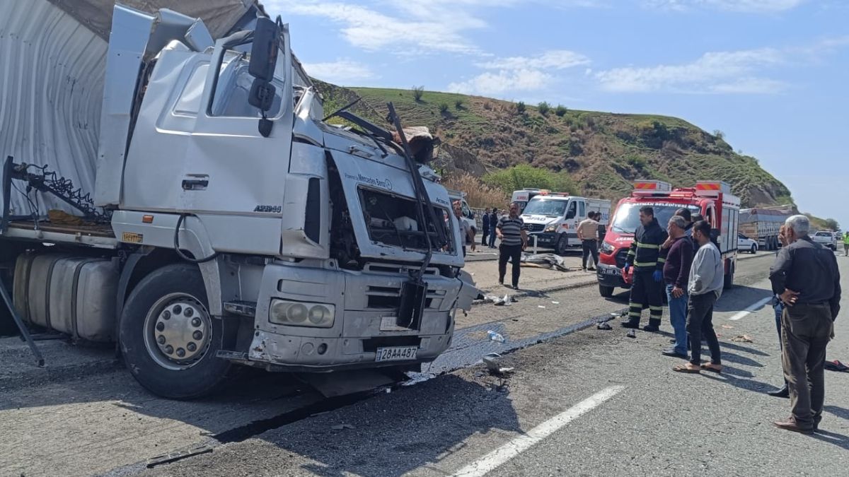 Batman'da 2 tır kafa kafaya çarpıştı, 1 kişi hayatını kaybetti