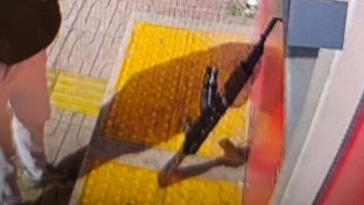 İstanbul'da uzun namlulu silahla ATM'den para çekti