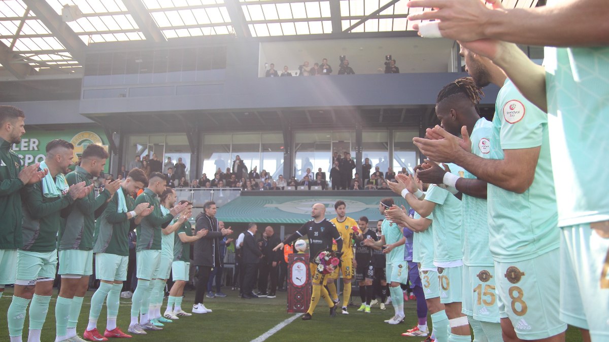 Esenler Erokspor, Süper Lig’e çıkan Kocaelispor’u alkış ve çiçekle karşıladı
