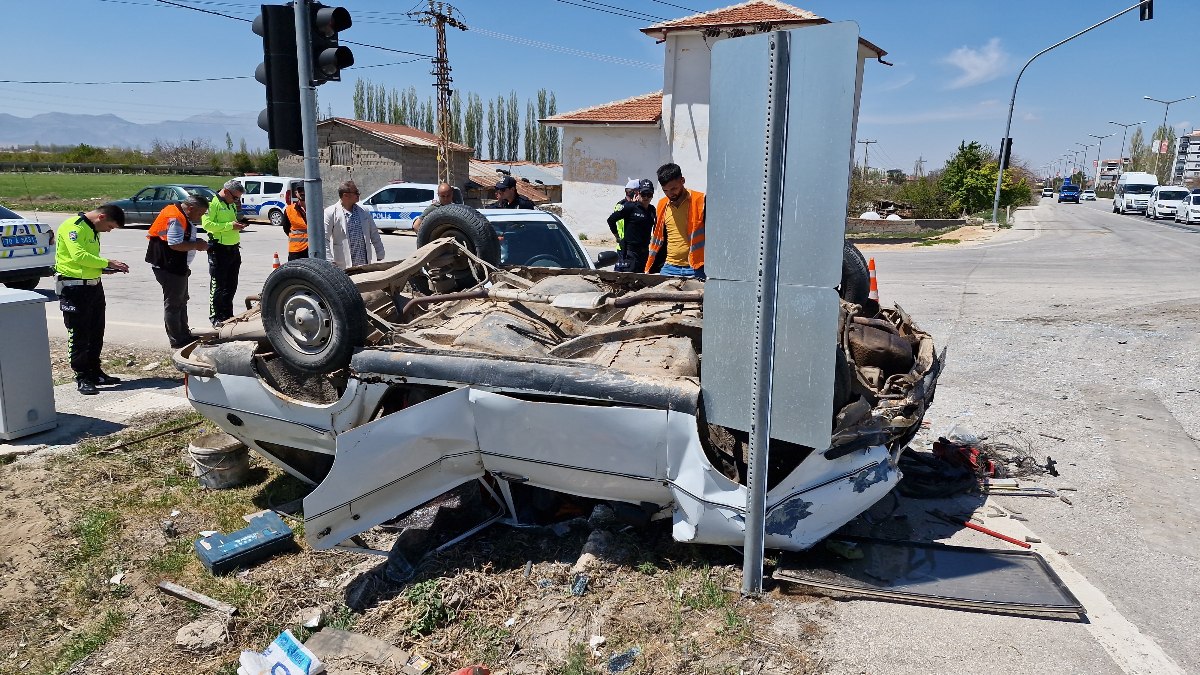 Karaman'da kaza yapan otomobil ters döndü