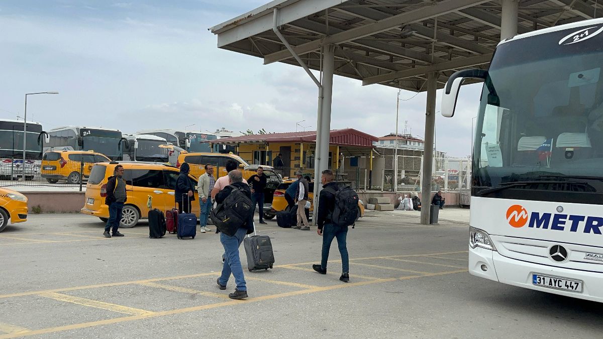 İstanbul’a sığınan afetzedeler deprem korkusuyla memleketlerine dönüş yolculuğunda İstanbul’a sığınan afetzedeler deprem korkusuyla memleketlerine dönüş yolculuğunda