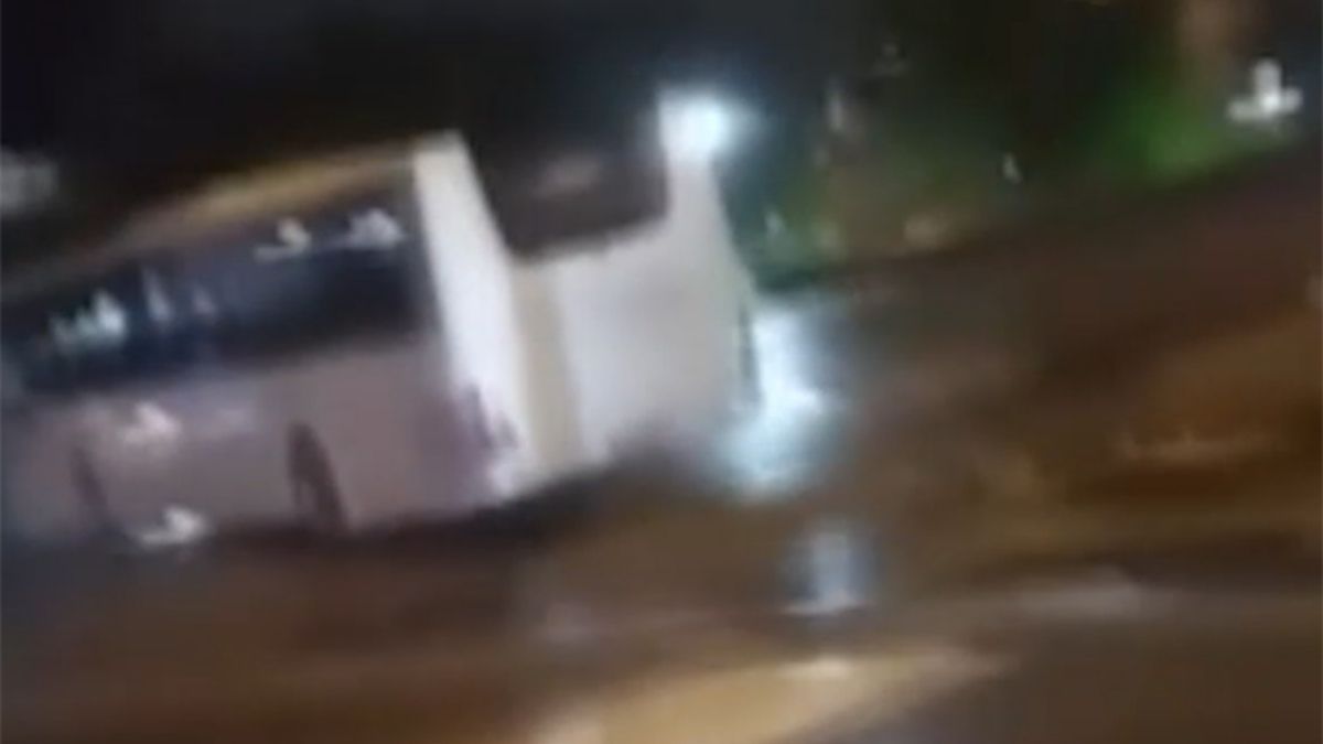 Ankara'da freni boşalan işçi servisi araçlara çarparak durabildi