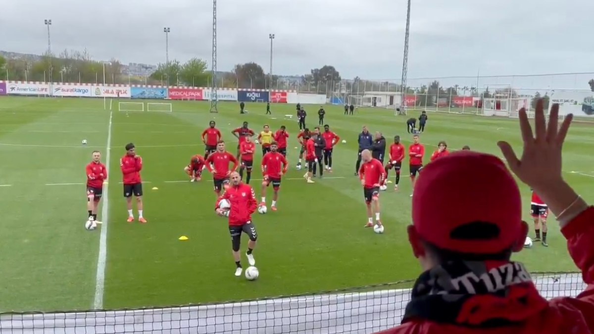 Samsunsporlu taraftarın sözleri sonrası Emre Kılınç sahayı terk etti