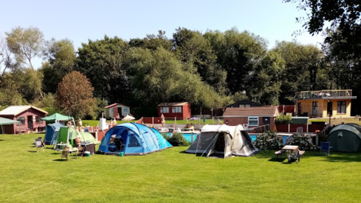 32 yıllık ilginç yasak! Otopark dışında kimse giyinik olamıyor