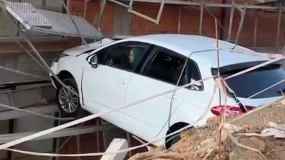 İstanbul Kartal'da kontrolden çıkan otomobil inşaat boşluğunda asılı kaldı