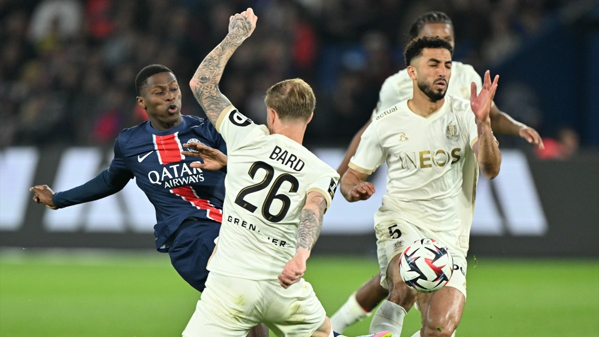 Paris St Germain ligdeki ilk yenilgisini Nice'ten aldı