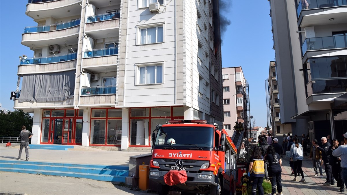 Manisa'da yangın: Mahsur kalan 6 kişi kurtarıldı
