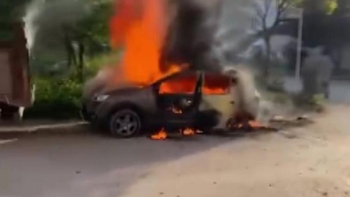 Bursa'da park halindeki otomobilde yangın