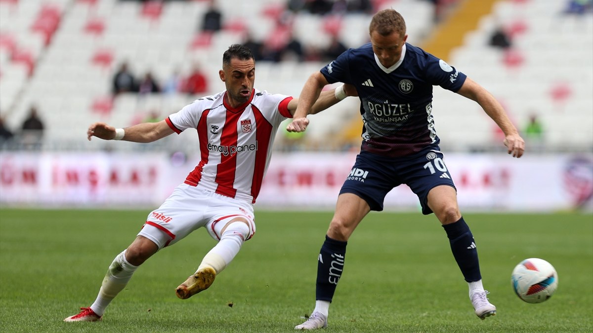 Sivasspor, Antalyaspor'u iki golle geçti